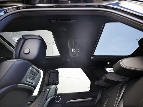 New 2025 Land Rover Discovery Metropolitan Edition image 21