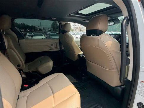 Used 2023 Toyota Sienna XSE FWD image 20