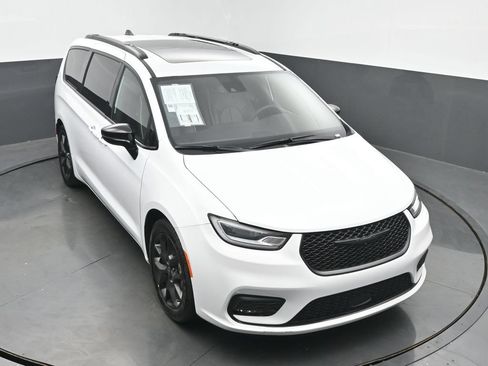 Used 2025 Chrysler Pacifica Limited FWD image 49