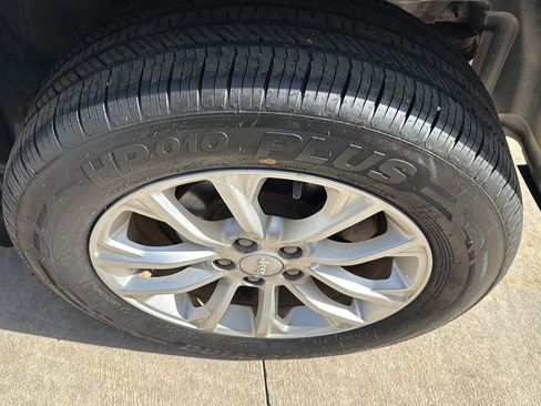 Used 2019 Jeep Cherokee Latitude w/ Popular Appearance Group image 4