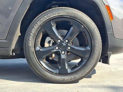 Used 2023 Jeep Grand Cherokee Altitude AWD/4WD image 8