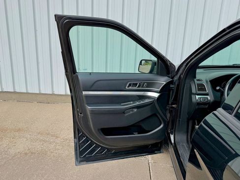 Used 2016 Ford Explorer XLT w/ Equipment Group 202A AWD/4WD image 15