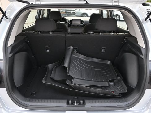 Used 2022 Hyundai Venue SEL image 21