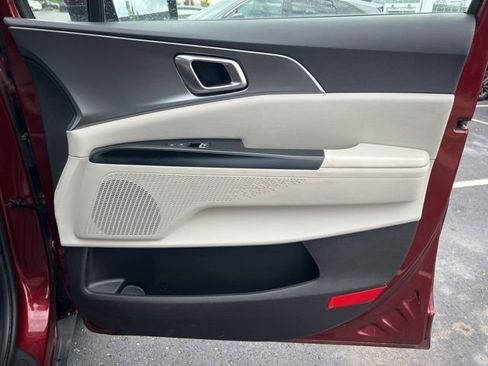 Certified 2024 Kia Carnival LX image 34