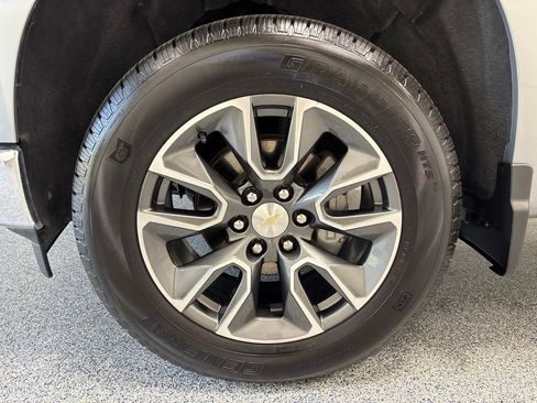 Used 2024 Chevrolet Silverado 1500 LT AWD/4WD image 40