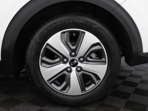 Used 2018 Kia Niro LX FWD image 7