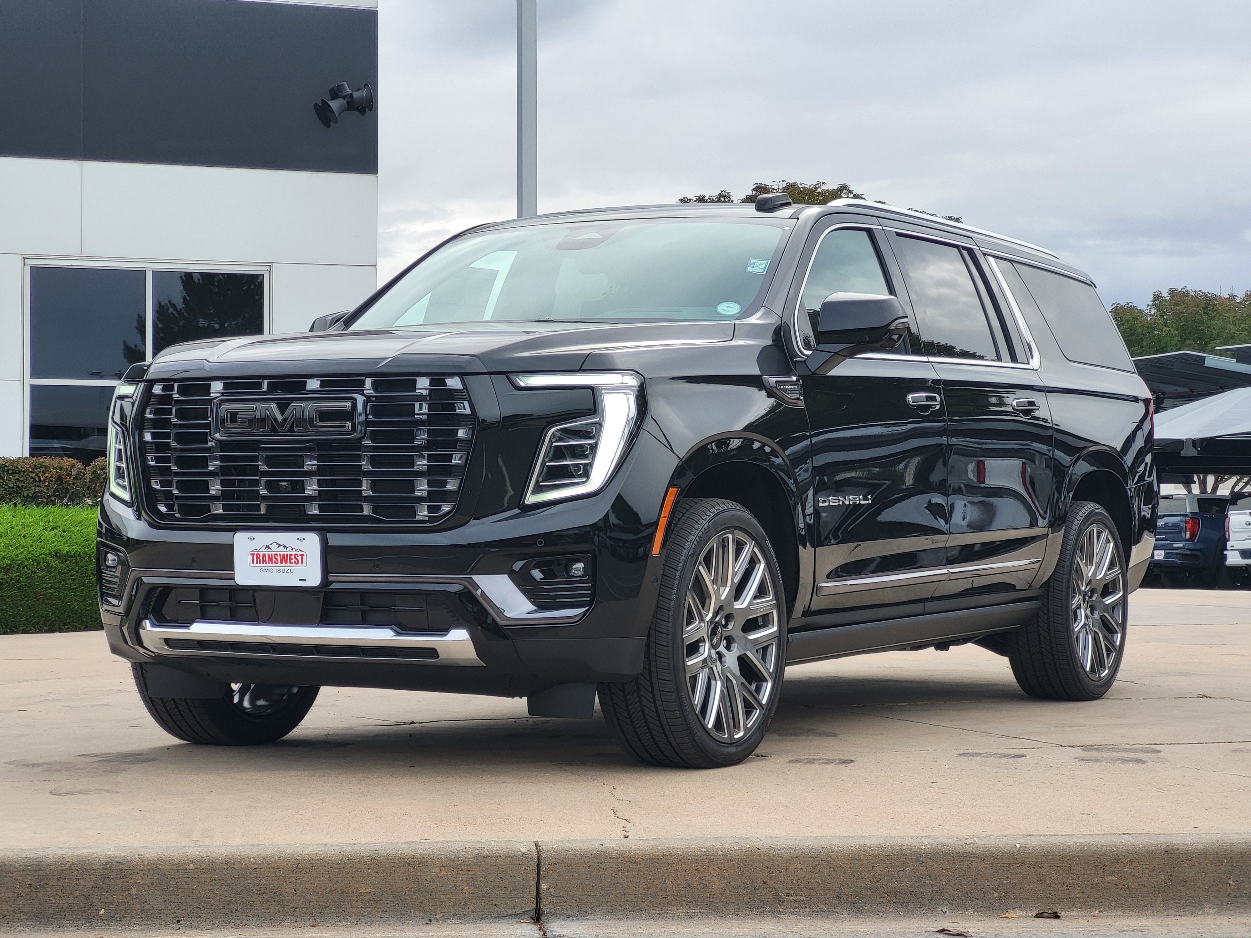 New 2026 GMC Yukon XL Denali Ultimate w/ LPO, Illumination Package AWD/4WD image 3
