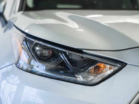 Used 2025 Toyota Highlander XLE AWD/4WD image 12