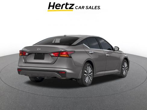 Used 2025 Nissan Altima 2.5 SV FWD image 2