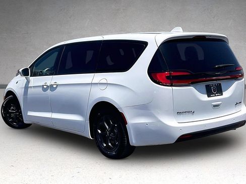 Used 2022 Chrysler Pacifica Limited w/ Uconnect Theater Family Group FWD image 29