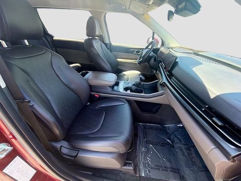 Used 2025 Kia Carnival FWD image 29