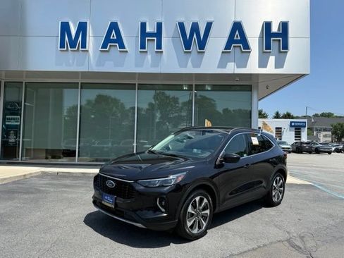 Certified 2023 Ford Escape Platinum w/ Premium Technology Package AWD/4WD image 2
