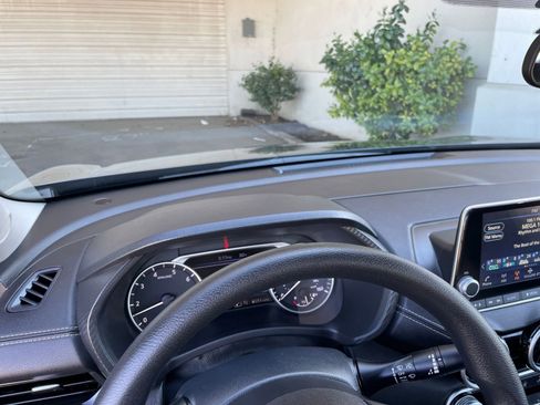 Used 2025 Nissan Sentra SV FWD image 33