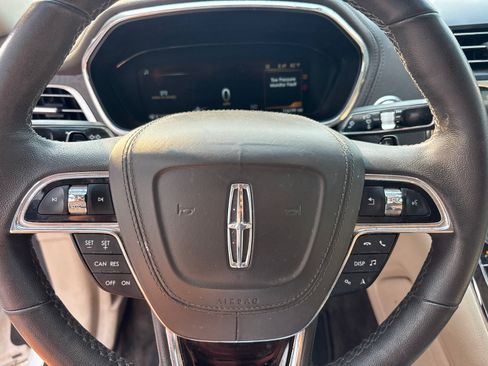 Used 2017 Lincoln Continental Premiere FWD image 16
