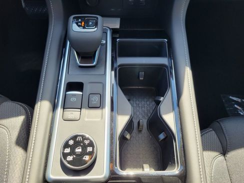 New 2025 Nissan Pathfinder SV w/ SV Premium Package image 27