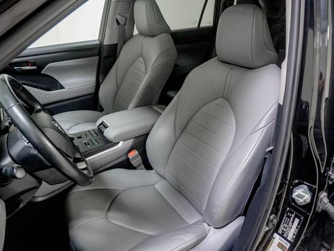 Used 2021 Toyota Highlander XLE AWD/4WD image 20