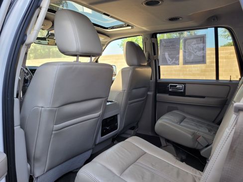 Used 2016 Lincoln Navigator Select RWD image 15