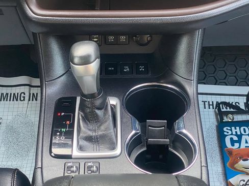 Used 2019 Toyota Highlander LE AWD/4WD image 22