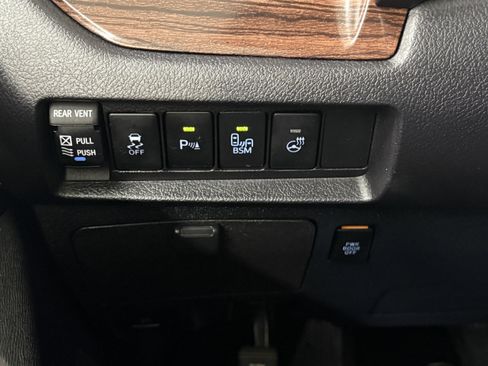 Used 2015 Toyota Sienna Limited image 23