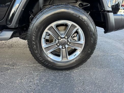Used 2022 Jeep Wrangler Unlimited Sahara AWD/4WD image 9