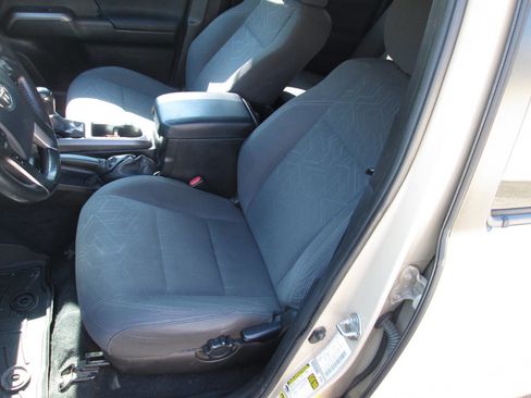 Used 2016 Toyota Tacoma TRD Off-Road w/ Towing Package image 23