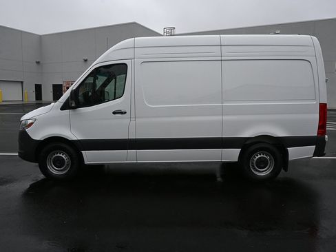 Used 2024 Mercedes-Benz Sprinter 2500 image 3