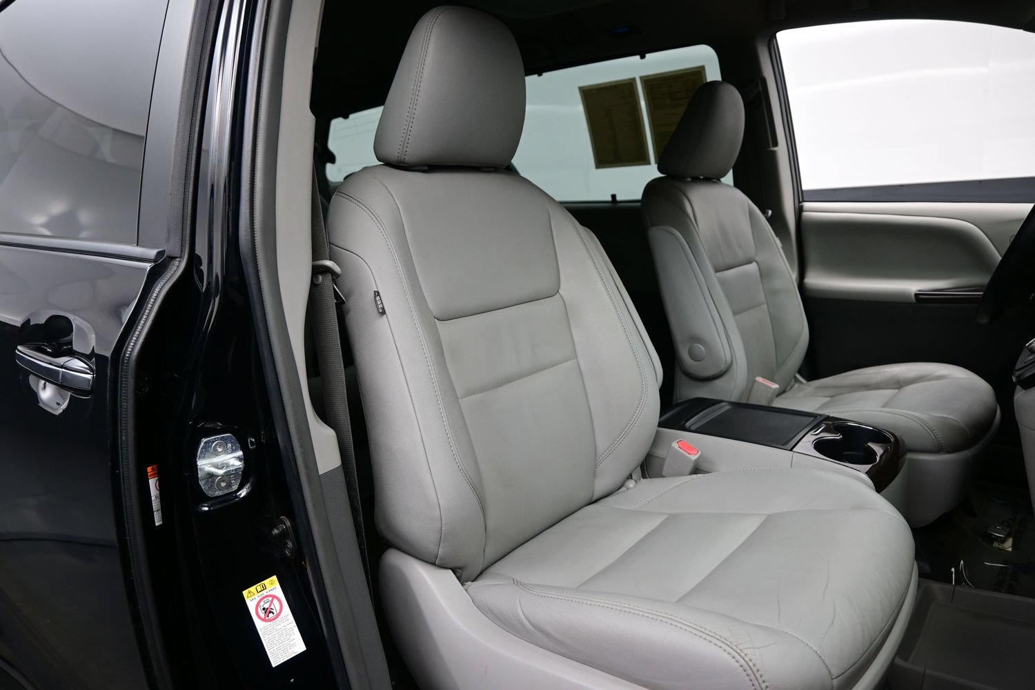 Used 2018 Toyota Sienna XLE Premium w/ Carpet Mat Package FWD image 17
