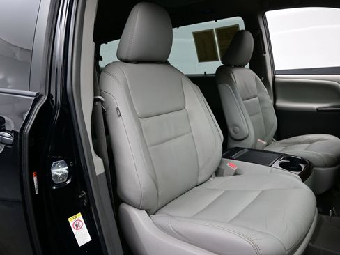 Used 2018 Toyota Sienna XLE Premium w/ Carpet Mat Package FWD image 17