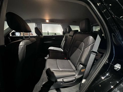 Used 2025 Nissan Pathfinder SL w/ Cargo Package FWD image 23