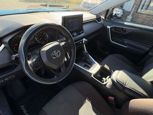 Used 2019 Toyota RAV4 LE image 9