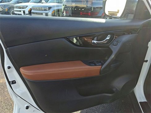 Used 2018 Nissan Rogue SL w/ Premium Package image 12