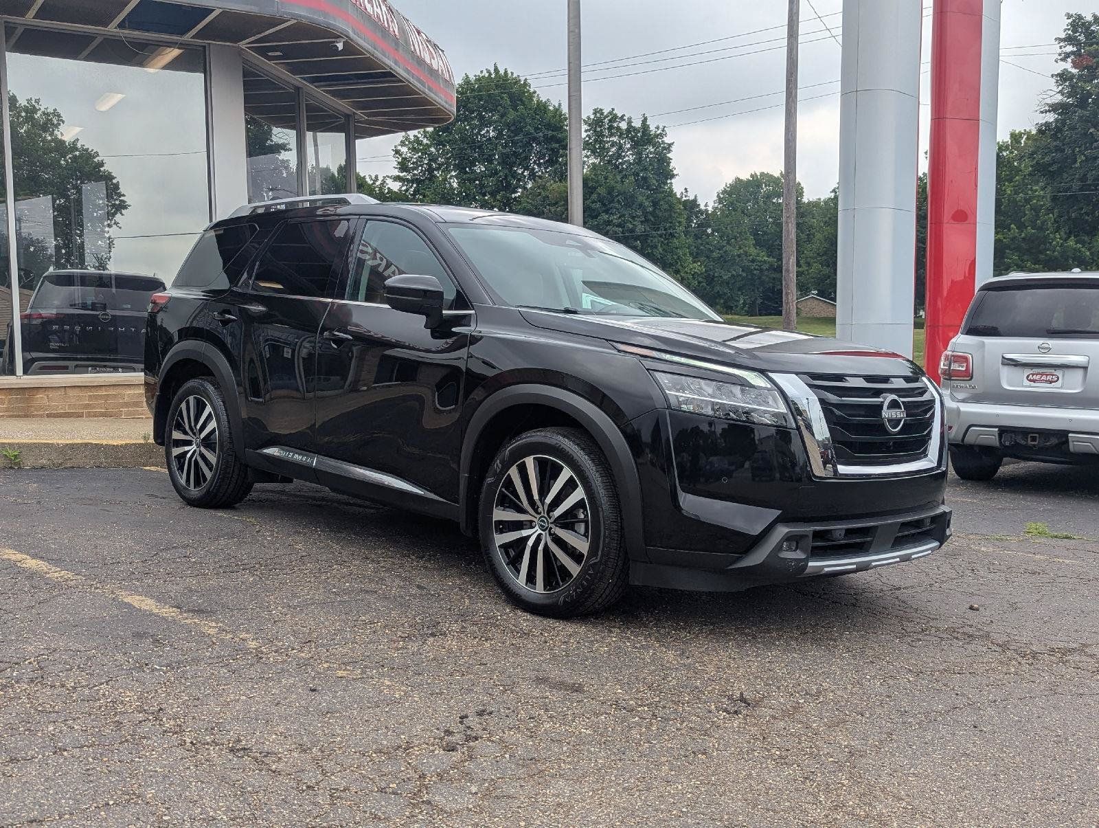 Used 2023 Nissan Pathfinder Platinum w/ Cargo Package AWD/4WD image 18