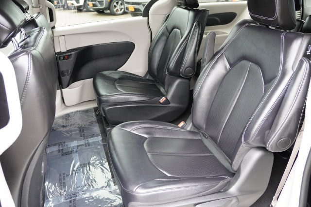 Certified 2024 Chrysler Pacifica Limited FWD image 18