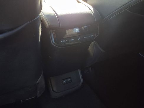Used 2021 Toyota Highlander XLE AWD/4WD image 25