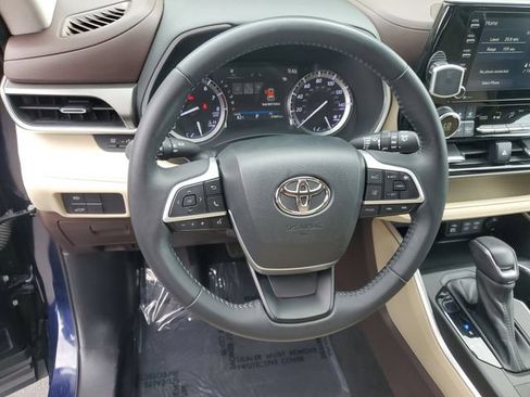 Used 2022 Toyota Highlander XLE FWD image 19