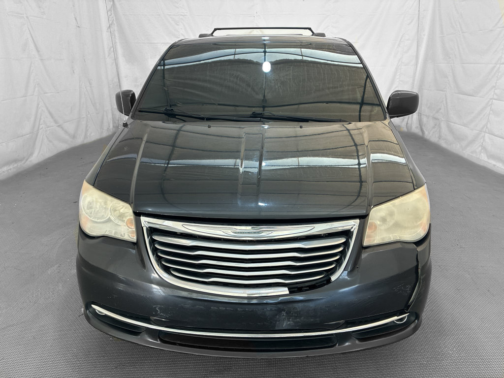 Used 2014 Chrysler Town & Country Touring w/ Driver Convenience Group FWD image 2