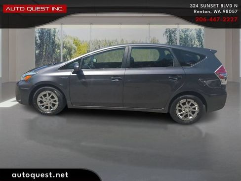 Used 2017 Toyota Prius V Two w/ Carpet Mat Package FWD image 8