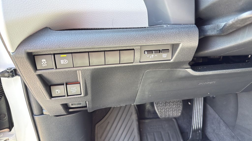 Used 2026 Toyota Sienna XLE FWD image 26