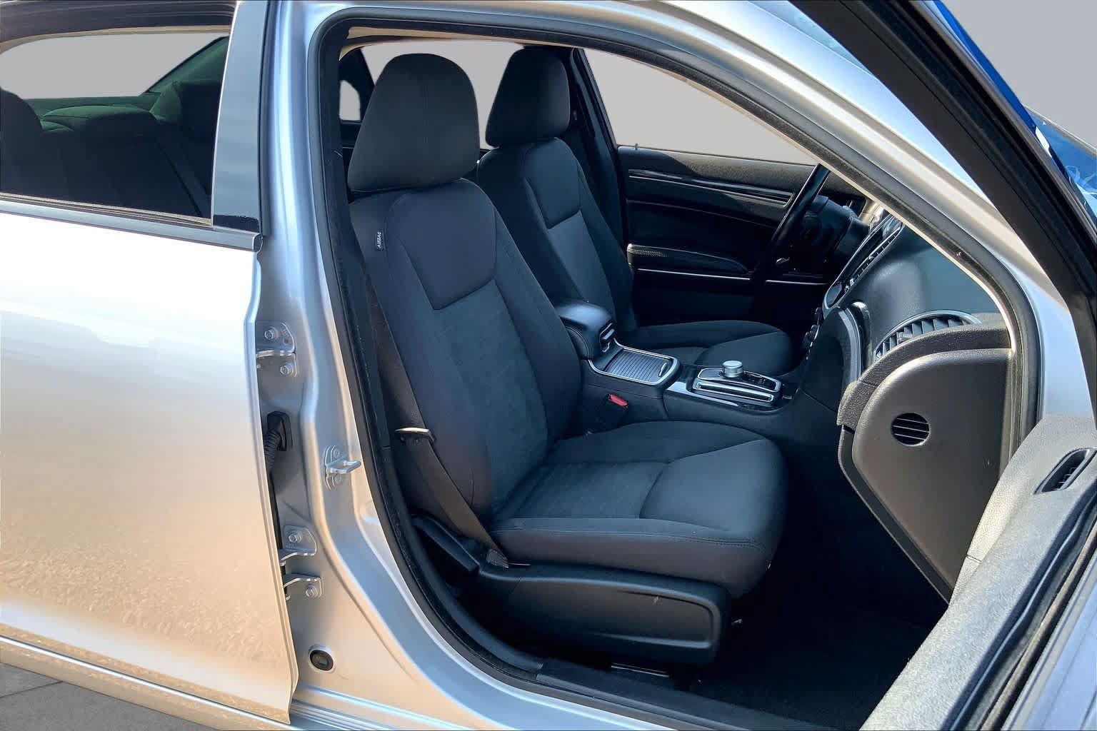 Used 2022 Chrysler 300 Touring w/ Sport Appearance Package RWD image 9