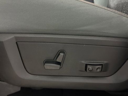 Used 2020 RAM 1500 Classic SLT w/ Luxury Group image 15