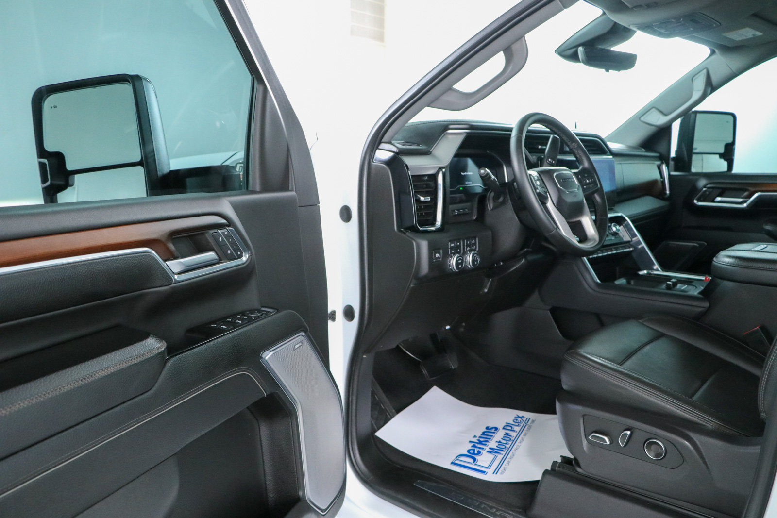 Used 2024 GMC Sierra 2500 Denali w/ Denali Reserve Package AWD/4WD image 3