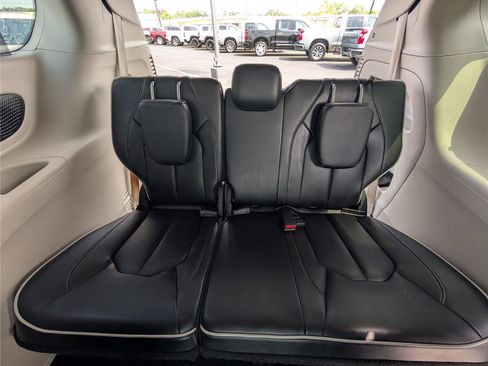Used 2023 Chrysler Pacifica Limited FWD image 33