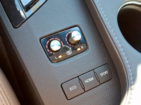 Used 2017 Toyota Avalon XLE image 27