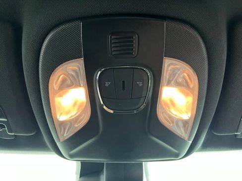 Used 2025 Jeep Compass Latitude AWD/4WD image 15