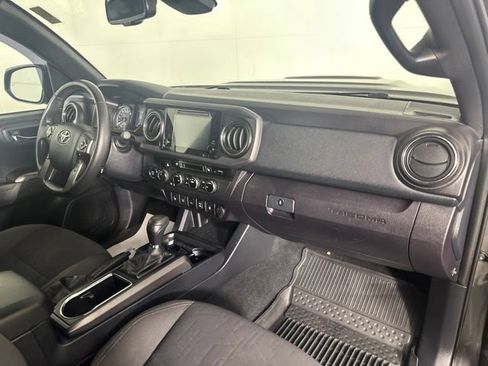 Used 2018 Toyota Tacoma TRD Sport w/ Technology Package AWD/4WD image 22