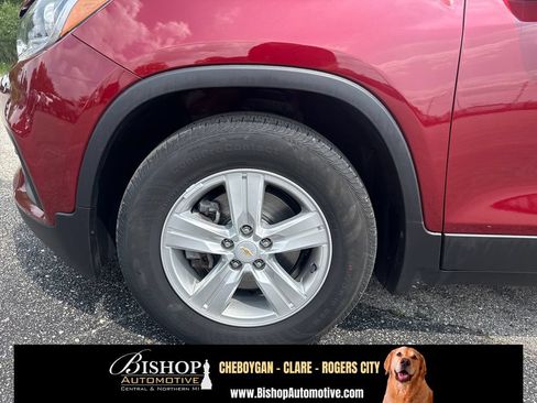 Used 2021 Chevrolet Trax LT w/ Premium Seat Package FWD image 17