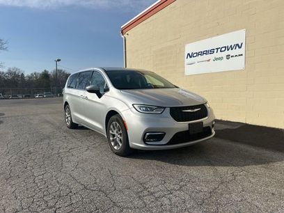 Used 2023 Chrysler Pacifica Touring-L