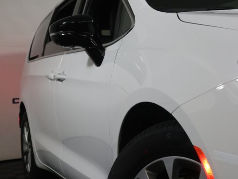 New 2026 Chrysler Pacifica Limited image 3