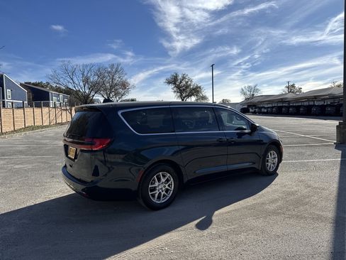 Used 2023 Chrysler Pacifica Touring-L image 3