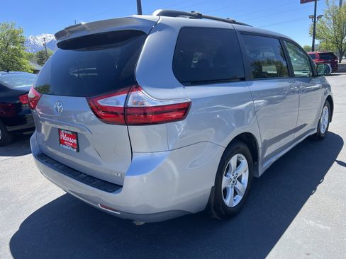 Used 2018 Toyota Sienna LE w/ Carpet Mat Package FWD image 8